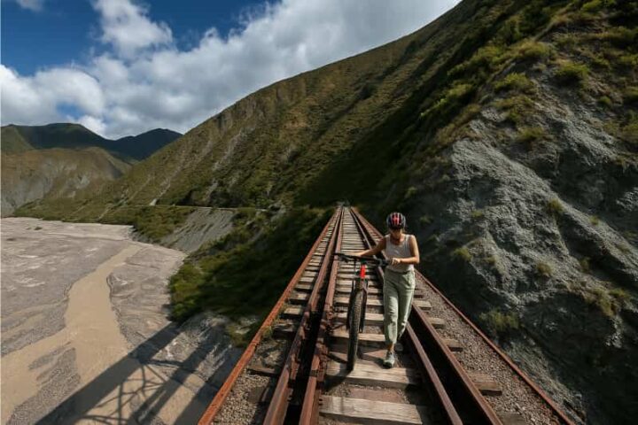 Cruzando el viaducto el toro en el circuito en bicicleta por la Quebrada de Toro